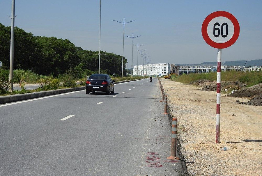 Biển báo tốc độ được cắm tạm bợ ở làn bên cạnh chưa được thi công. Biển báo tốc độ được cắm tạm bợ ở làn bên cạnh chưa được thi công.