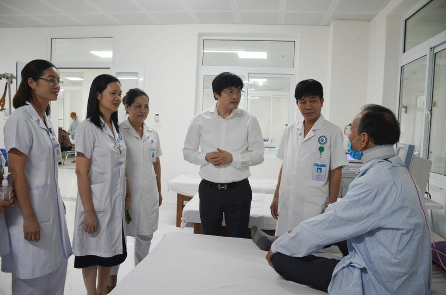 Lãnh đạo Sở Y tế Quảng Ninh và lãnh đạo Bệnh viện Lão khoa – Phục hồi chức năng tỉnh Quảng Ninh thăm hỏi bệnh nhân đang điều trị nội trú tại bệnh viện. Lãnh đạo Sở Y tế Quảng Ninh và lãnh đạo Bệnh viện Lão khoa – Phục hồi chức năng tỉnh Quảng Ninh thăm hỏi bệnh nhân đang điều trị nội trú tại bệnh viện.