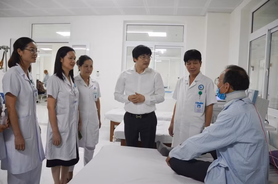 Lãnh đạo Sở Y tế Quảng Ninh và lãnh đạo Bệnh viện Lão khoa – Phục hồi chức năng tỉnh Quảng Ninh thăm hỏi bệnh nhân đang điều trị nội trú tại bệnh viện.