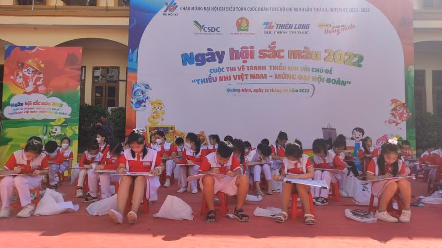 Các em thiếu nhi hưởng ứng cuộc thi vẽ tranh "Thiếu nhi Việt Nam - Mừng Đại hội Đoàn".