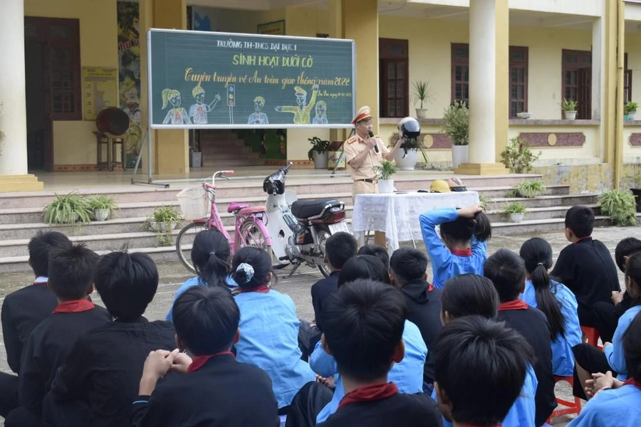 Công an huyện Tiên Yên hướng dẫn cho các em học sinh những kỹ năng đội mũ bảo hiểm an toàn.