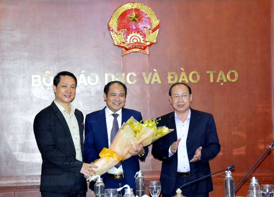 Ông Ngô Minh Hưng nhận hoa chúc mừng