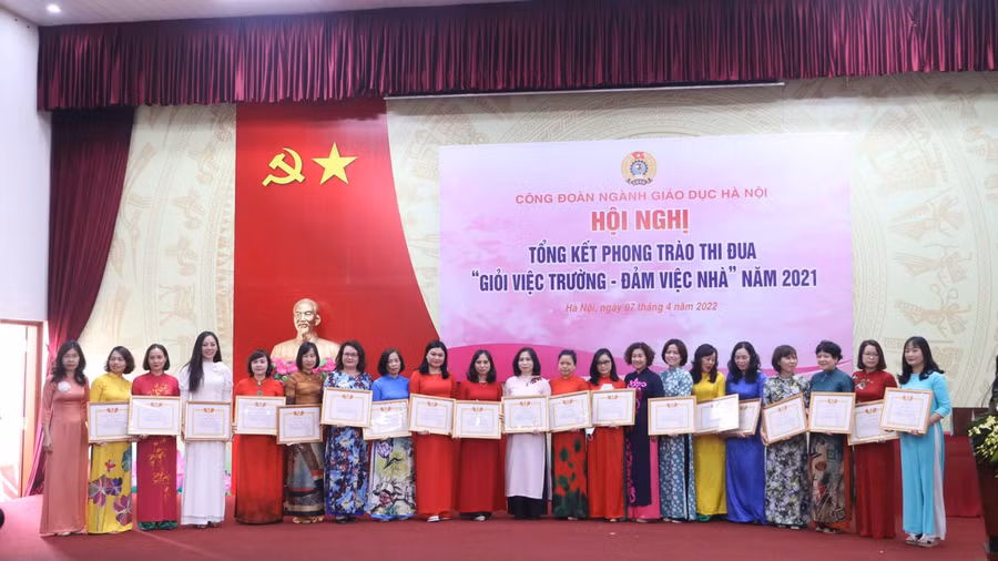 Nữ nhà giáo có thành tích xuất sắc trong phong trào "Giỏi việc trường, đảm việc nhà" 2021 nhận khen thưởng