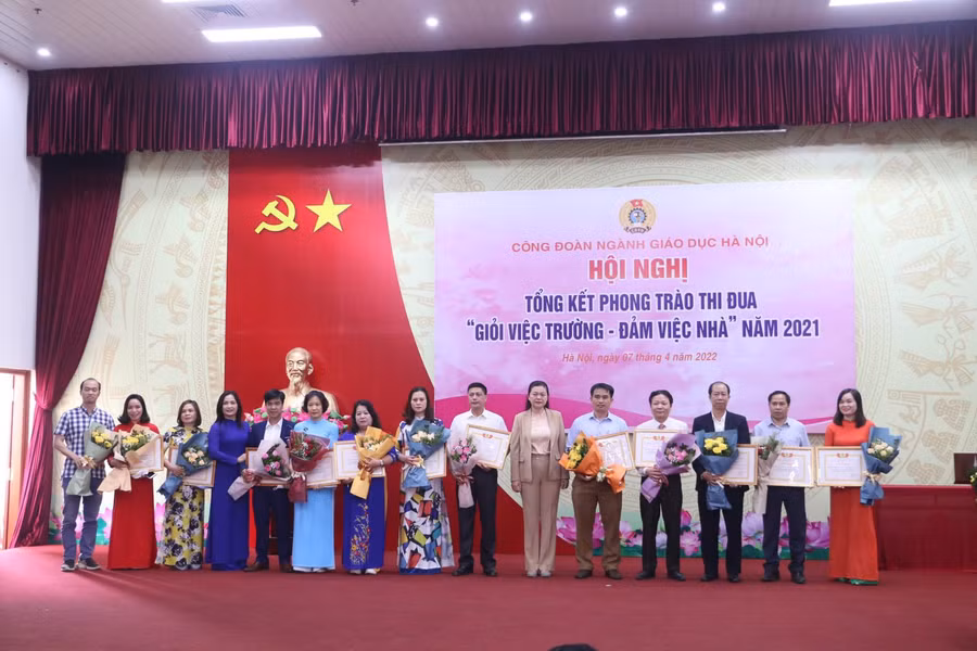 Bà Trần Lưu Hoa- Phó Giám đốc Sở GD&amp;ĐT Hà Nội trao giấy khen cho các tập thể