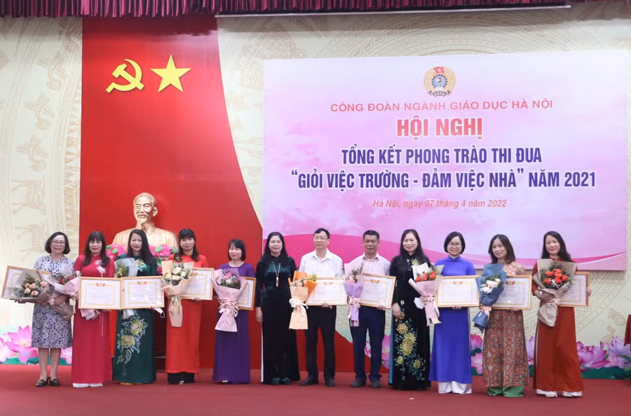 Bà Nguyễn Thị Bích Hợp và bà Đặng Thị Phương Hoa trao giấy khen cho các tập thể có thành tích xuất sắc trong phong trào thi đua “Giỏi việc trường - Đảm việc nhà” năm 2021