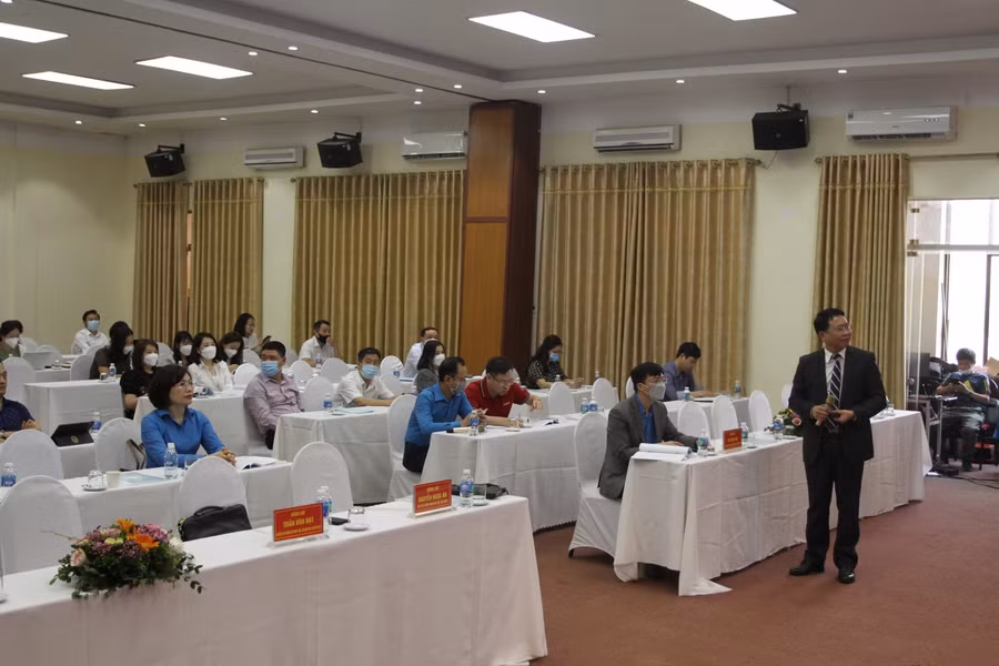 Báo cáo viên trình bày chuyên đề.