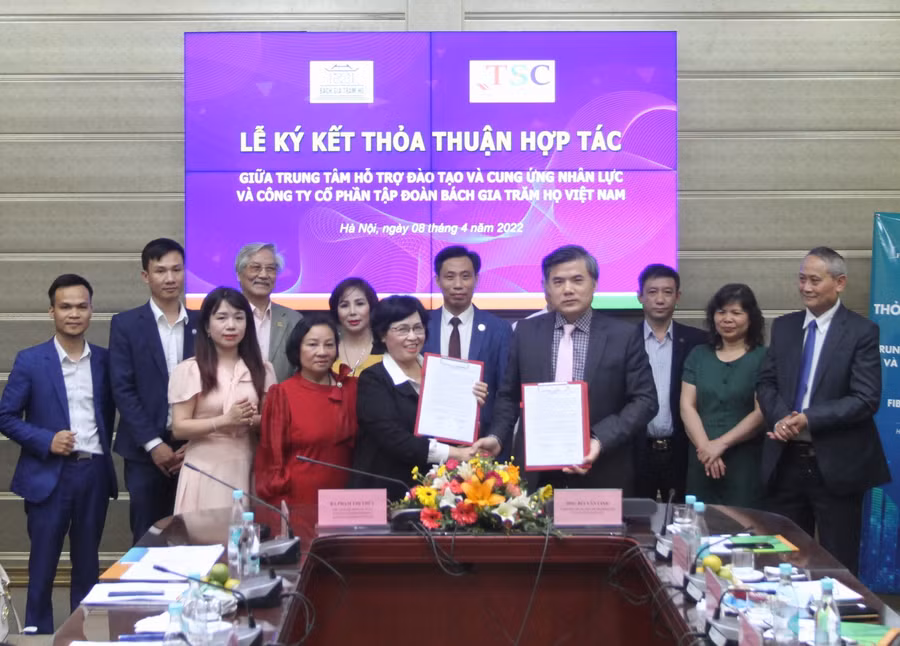 Lãnh đạo Trung tâm MOET-TSC ký hợp tác với Công ty Cổ phần Tập đoàn Bách gia Trăm họ Việt Nam.