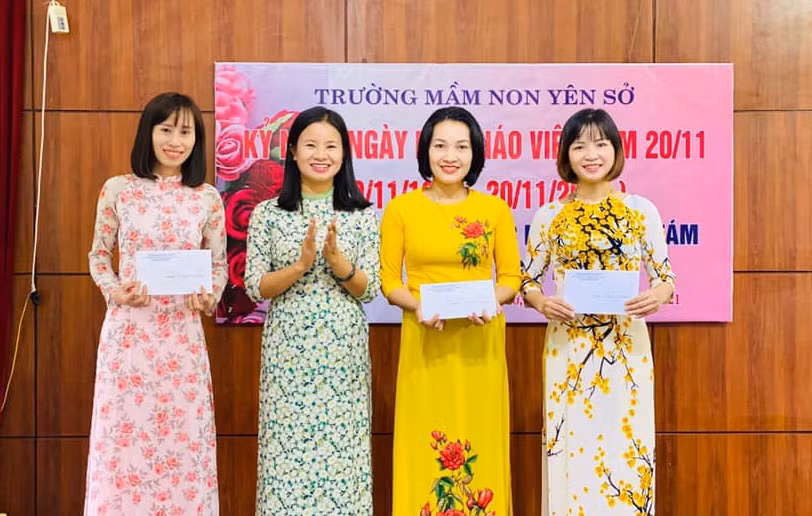 Cô hiệu trưởng Nguyễn Thị Hà cùng giáo viên Trường Mầm non Yên Sở.