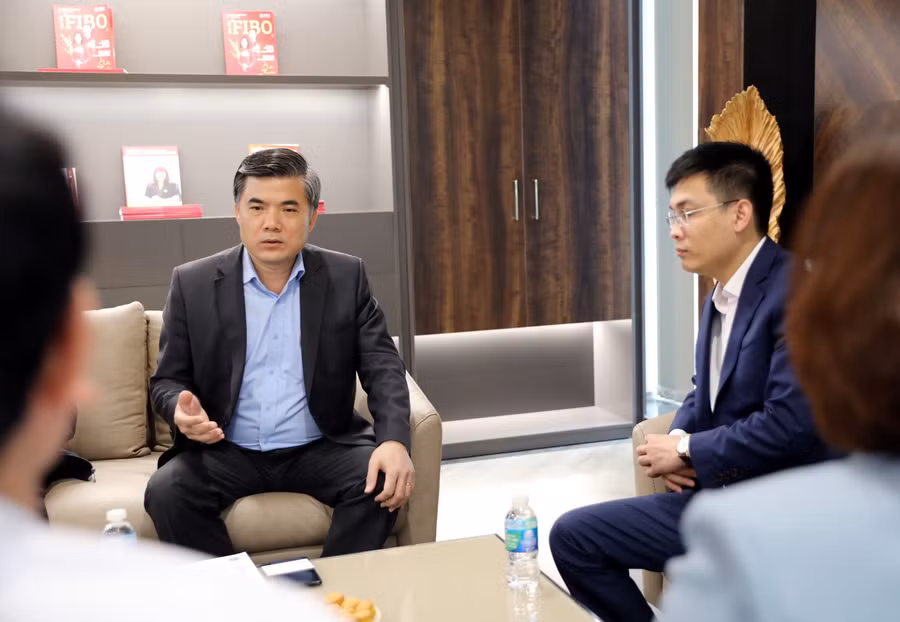 Giám đốc Bùi Văn Linh phát biểu.