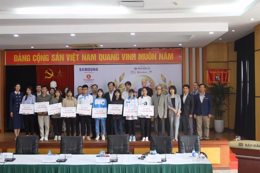 Ban tổ chức trao các suất học bổng cho học sinh, sinh viên vượt khó