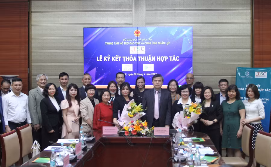 Các đại biểu tại lễ ký kết.