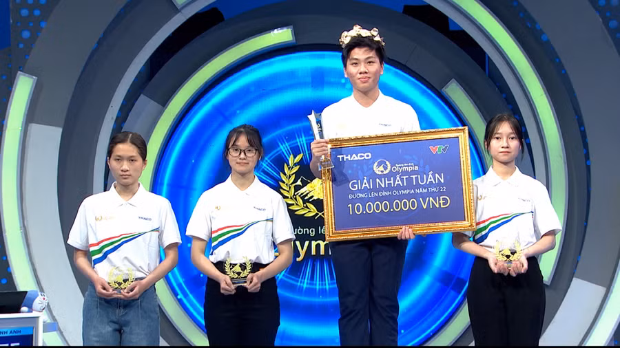 Nguyễn Đức Mạnh (Trường THPT chuyên Vĩnh Phúc) giành vòng nguyệt quế.