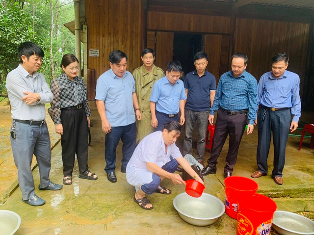 CDC Hà Tĩnh và Trung tâm Y tế huyện Hương Khê hướng dẫn, giám sát xử lý nguồn nước sinh hoạt cho người dân tại xã Lộc Yên.