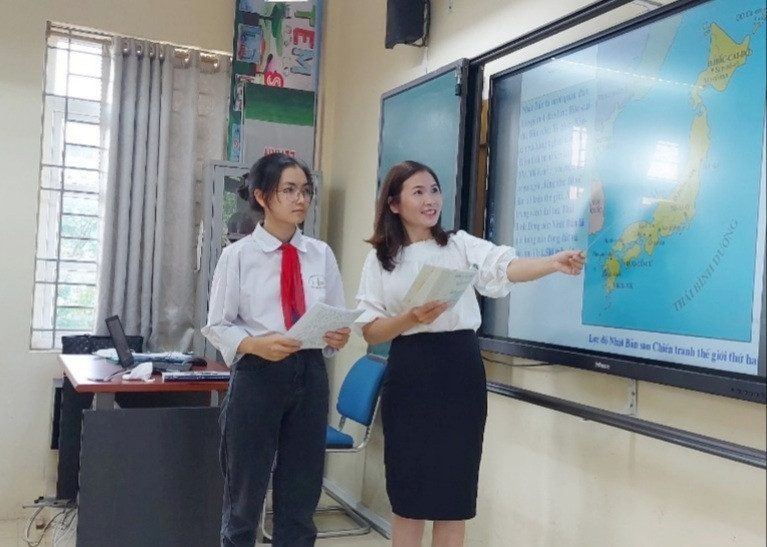 Cô Lê Thị Hà, giáo viên Trường THCS Lê Quý Đôn giảng bài học sinh trên lớp.