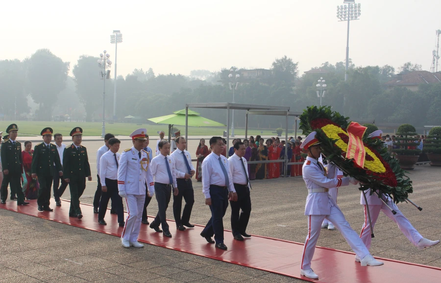 Đoàn đại biểu các điển hình tiêu biểu toàn quốc dâng hoa và vào Lăng viếng Chủ tịch Hồ Chí Minh.