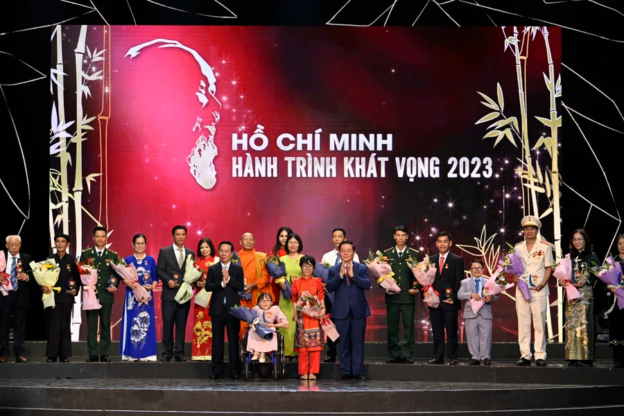 Chương trình “Hồ Chí Minh - Hành trình khát vọng 2023” tôn vinh, biểu dương 67 điển hình tiêu biểu trong cả nước.