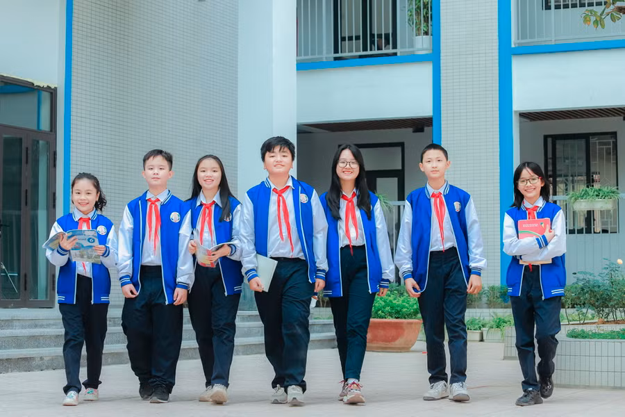 Học sinh Trường THCS Thành Công hân hoan trong ngôi trường bề dày truyền thống.