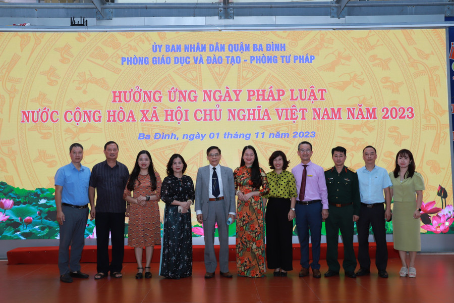 Đại biểu dự và chụp ảnh lưu niệm tại chương trình hưởng ứng. Đại biểu dự và chụp ảnh lưu niệm tại chương trình hưởng ứng.