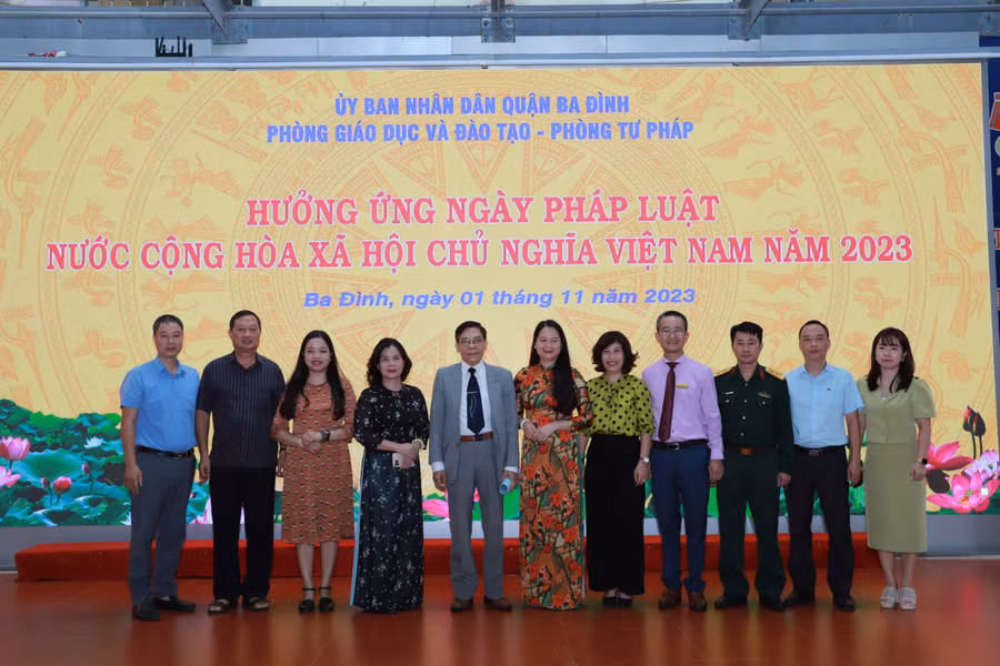 Đại biểu dự và chụp ảnh lưu niệm tại chương trình hưởng ứng.