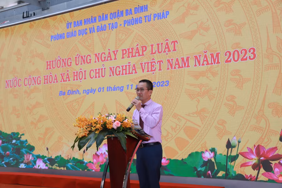 Thầy Phan Dân - Hiệu trưởng trường THCS Thăng Long phát biểu.