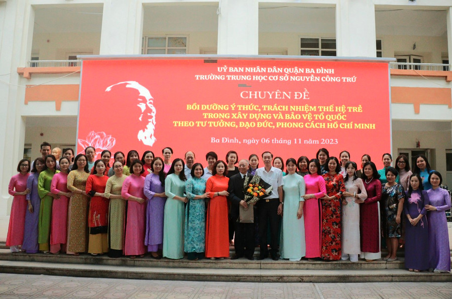 Cán bộ quản lý, giáo viên, nhân viên trường THCS Nguyễn Công Trứ tặng hoa, chụp ảnh lưu niệm với GS.TS Hoàng Chí Bảo.