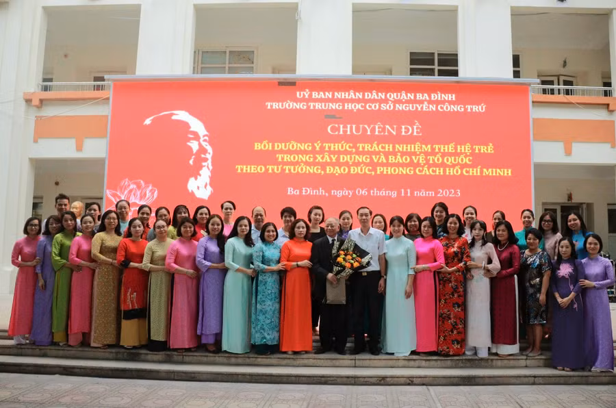 Cán bộ quản lý, giáo viên, nhân viên trường THCS Nguyễn Công Trứ tặng hoa, chụp ảnh lưu niệm với GS.TS Hoàng Chí Bảo.