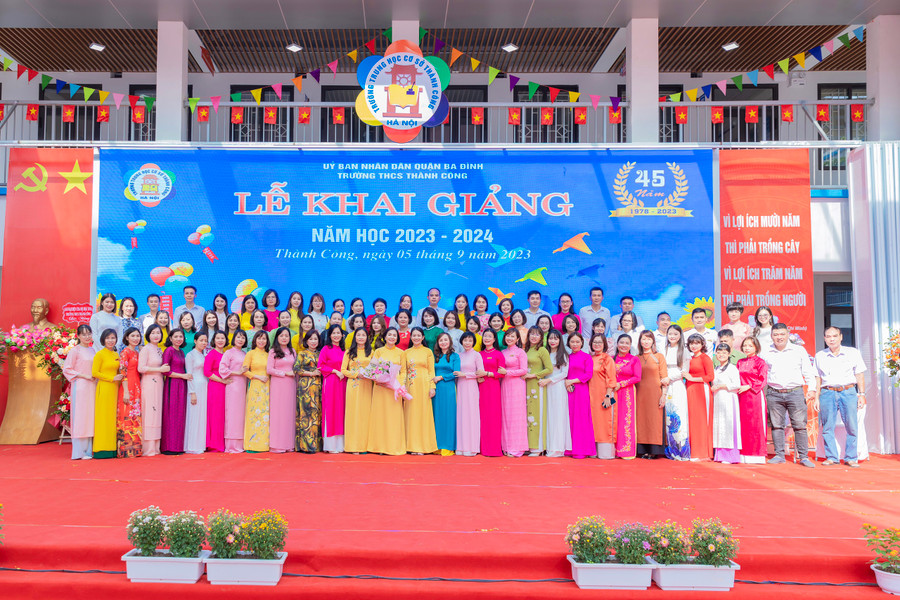 Tập thể cán bộ, giáo viên, nhân viên Trường THCS Thành Công lễ khai giảng năm học 2023 -2024.