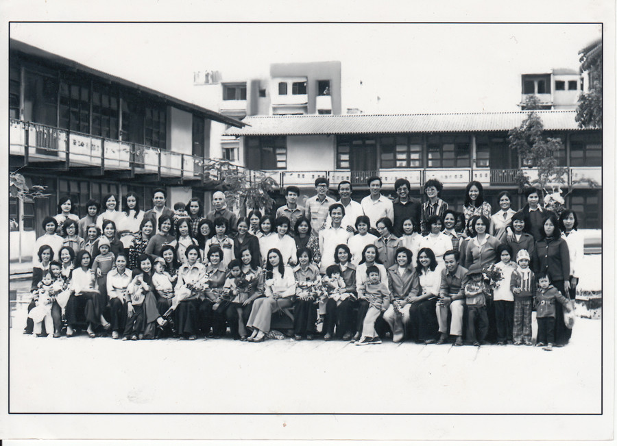 Tập thể cán bộ, giáo viên, nhân viên Trường THCS Thành Công những năm đầu thành lập.