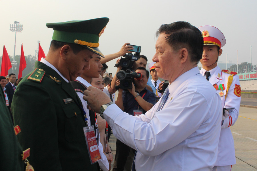 Bí thư Trung ương Đảng, Trưởng Ban Tuyên giáo Trung ương - Nguyễn Trọng Nghĩa trao tặng Huy hiệu Bác Hồ. Bí thư Trung ương Đảng, Trưởng Ban Tuyên giáo Trung ương - Nguyễn Trọng Nghĩa trao tặng Huy hiệu Bác Hồ.