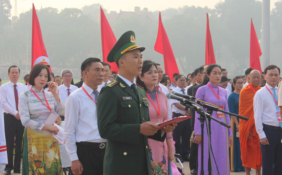 Đại úy Vũ Văn Cường, Đội trưởng, Đội phòng chống ma túy và tội phạm, Đồn Biên phòng Pa Thơm báo công với Bác. Đại úy Vũ Văn Cường, Đội trưởng, Đội phòng chống ma túy và tội phạm, Đồn Biên phòng Pa Thơm báo công với Bác.