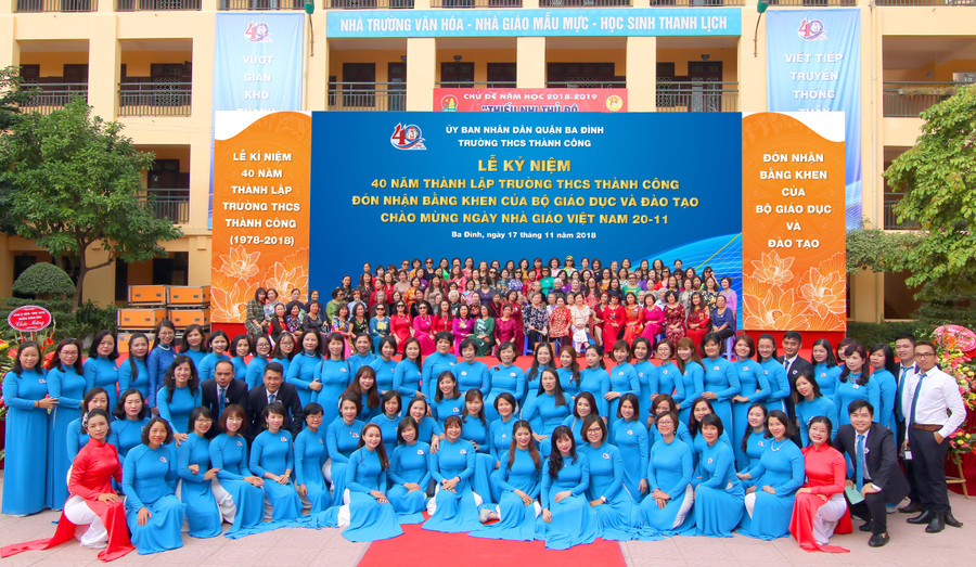 Tập thể cán bộ, giáo viên, nhân viên Trường THCS Thành Công dịp kỷ niệm 40 năm thành lập trường.