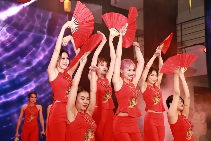 Sinh viên Kinh tế Quốc dân rạng rỡ trong Dạ hội chào năm mới 2019