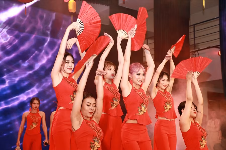 Sinh viên Kinh tế Quốc dân rạng rỡ trong Dạ hội chào năm mới 2019