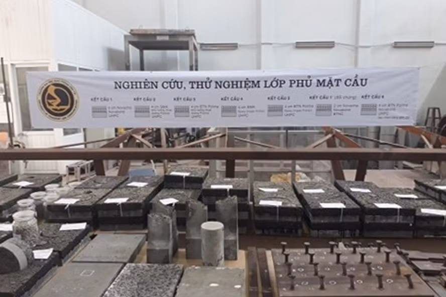 Lớp phủ mặt cầu Thăng Long đang được thực hiện tại Trung tâm nghiên cứu thử nghiệm. Ảnh: Theo Lao Động