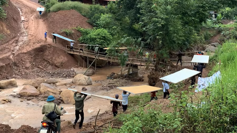 Thầy trò vùng cao cùng nhân dân di chuyển cơ sở vật chất lên địa điểm mới.