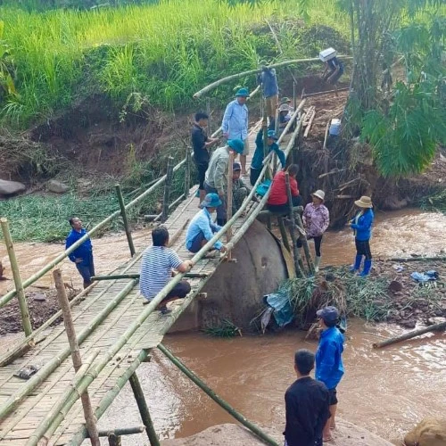 Quân, dân chung tay làm cầu tạm cho hàng trăm học sinh ở “rốn lũ” Nậm Nhừ qua suối đến trường.