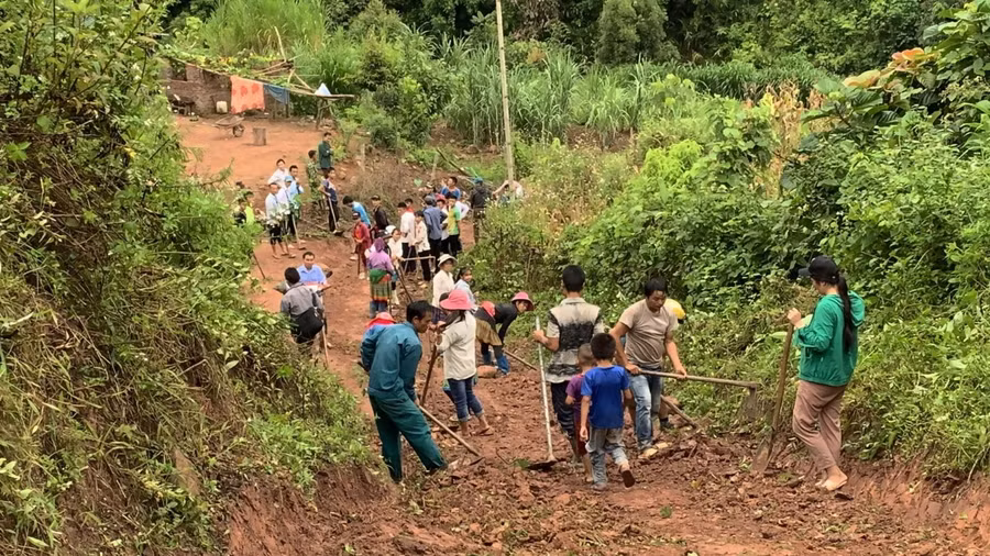 Gần 500 lượt cán bộ, chiến sỹ công an, bộ đội, cán bộ huyện và xã cùng nhân dân địa phương tu sửa cơ sở vật chất trường lớp học, tham gia sửa đường cho học sinh đến trường