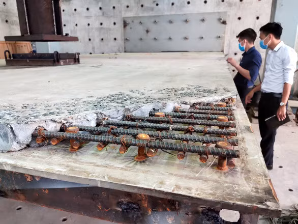 Hình ảnh chiều dày BT chỉ 60 mm tong khi đường kính thép có đường kính D= 14 mm – lại nằm ngay ở tục trung hòa - chưa hợp lý cho cho cấu tạo mặt cắt bản BTCT