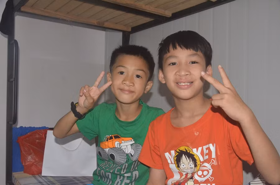 Bình Thắng cùng bạn cùng phòng đang chờ lịch phẫu thuật. Ảnh Ngô Chuyên.