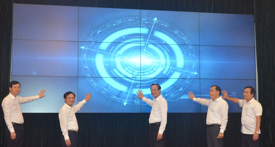 Thứ trưởng Bộ GD&ĐT Phạm Ngọc Thưởng cùng đại diện Ban tổ chức cuộc thi ấn nút phát động. Ảnh Ngô Chuyên.