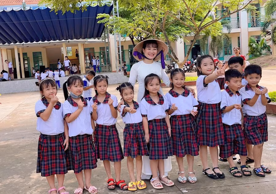 Cô giáo Trương Thị Sáu, giáo viên Trường Tiểu học Phú Riềng An (xã Phú Riềng, huyện Phú Riềng, tỉnh Bình Phước) cùng học sinh của mình.