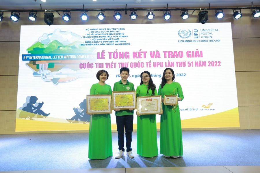 Cô Phạm Thị Hương Giang (thứ 2 từ phải sang) cùng học trò tại Lễ tổng kết và trao giải cuộc thi viết thư quốc tế UPU lần thứ 51 năm 2022. Ảnh NVCC.