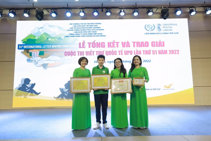 Cô Phạm Thị Hương Giang (thứ 2 từ phải sang) cùng học trò tại Lễ tổng kết và trao giải cuộc thi viết thư quốc tế UPU lần thứ 51 năm 2022. Ảnh NVCC.