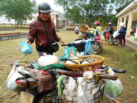 Ngày qua ngày, chị Gần cùng “chợ di động” rong ruổi khắp thôn, làng của xã Vĩnh Kim để cung ứng các loại thức ăn, nhu yếu phẩm cho đồng bào dân tộc Bana.