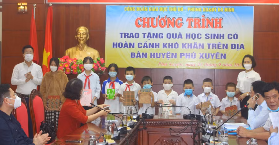 Phòng GD&amp;ĐT quận Ba Đình cùng Hội Chữ thập đỏ quận trao tặng thiết bị học tập cho học sinh khó khăn huyện Phú Xuyên.