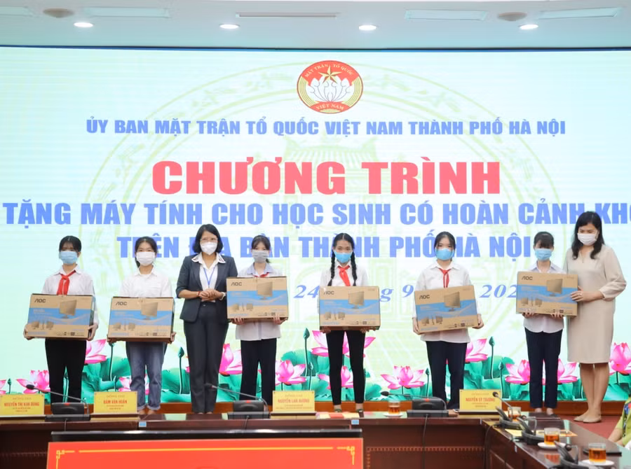 Lãnh đạo Ủy ban MTTQ Việt Nam TP Hà Nội và đại diện Công ty Cổ phần Hanel trao tặng máy tính cho học sinh có hoàn cảnh khó khăn trên địa bàn Thủ đô.