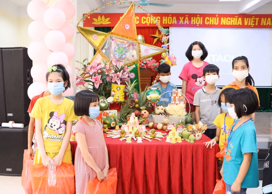 Niềm vui của thiếu nhi quây quần bên mâm cỗ Trung thu.