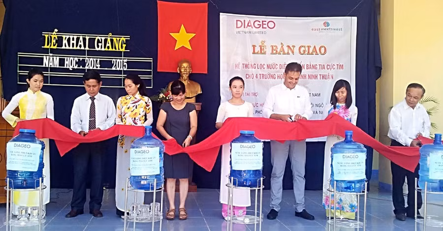 Diageo Việt Nam trao tặng hệ thống lọc nước cho 4 trường học