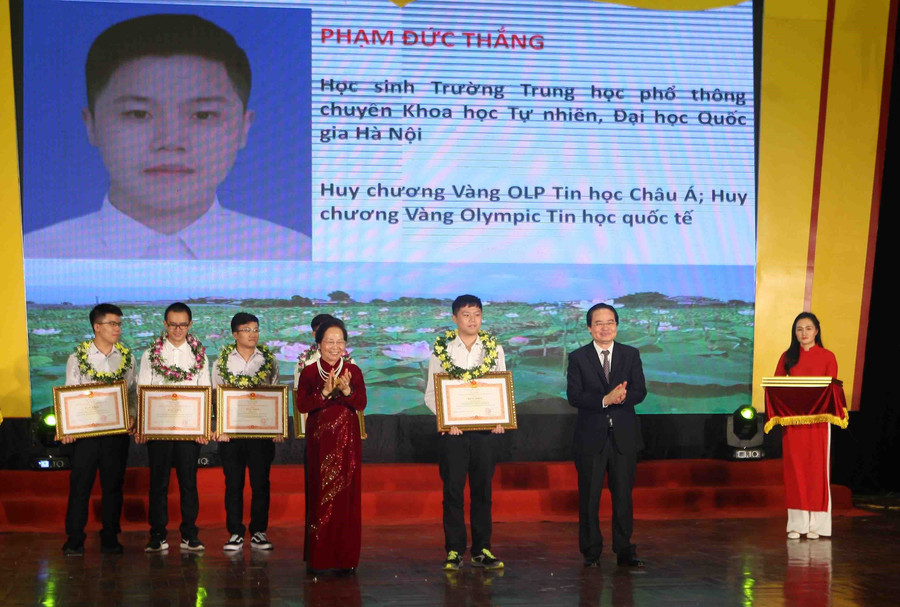 Phạm Đức Thắng nhận bằng khen của Thủ tướng Chính phủ Phạm Đức Thắng nhận bằng khen của Thủ tướng Chính phủ