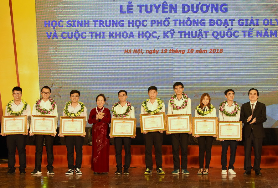 Bộ trưởng Phùng Xuân Nhạ và Nguyên Phó chủ tịch nước Nguyễn Thị Doan trao bằng khen của Thủ tướng Chính phủ cho các học sinh xuất sắc Bộ trưởng Phùng Xuân Nhạ và Nguyên Phó chủ tịch nước Nguyễn Thị Doan trao bằng khen của Thủ tướng Chính phủ cho các học sinh xuất sắc